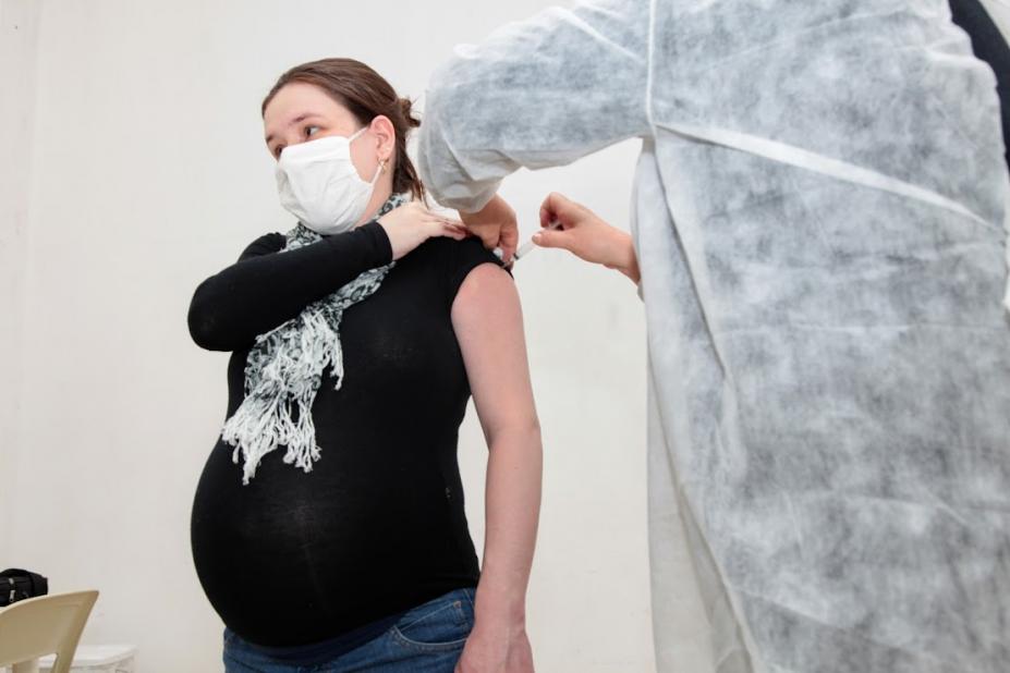 grávida é vacinada no braço #paratodosverem 