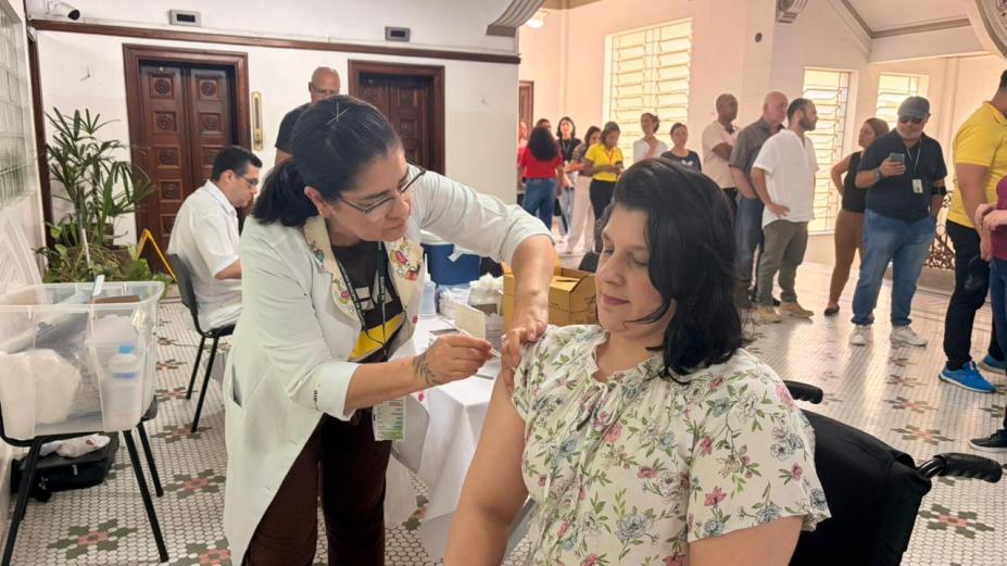 servidora é vacinada no braço #paratodosverem