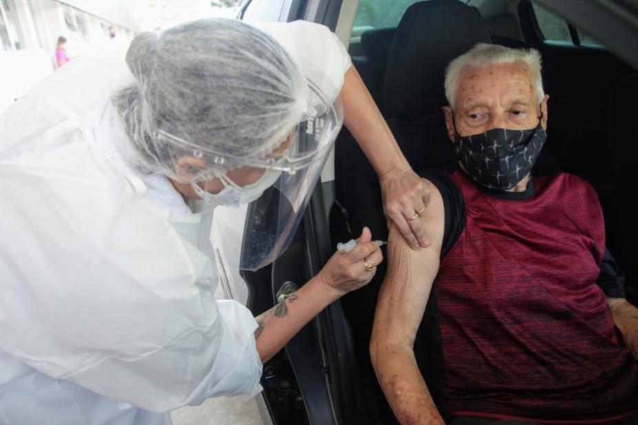 MUlher vacina homem dentro de carro. #Paratodosverem