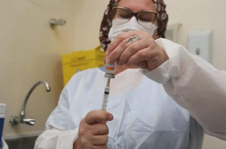 enfermeira prepara vacina #paratodosverem