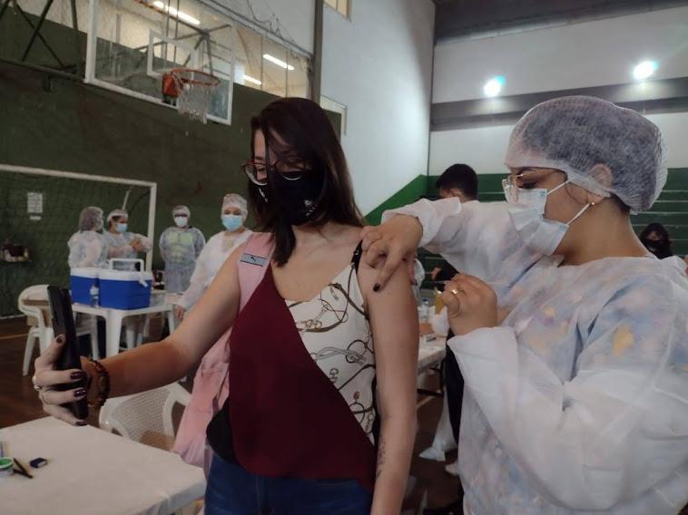 Jovem recebe aplicação de vacina fazendo selfie. #pratodosverem