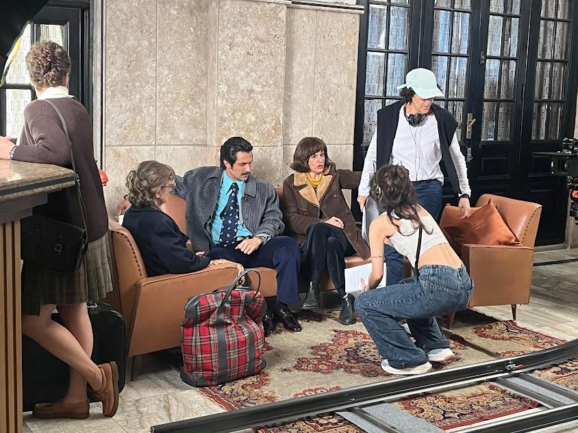 atores sentados em sofa para gravação de filme. #paratodosverem
