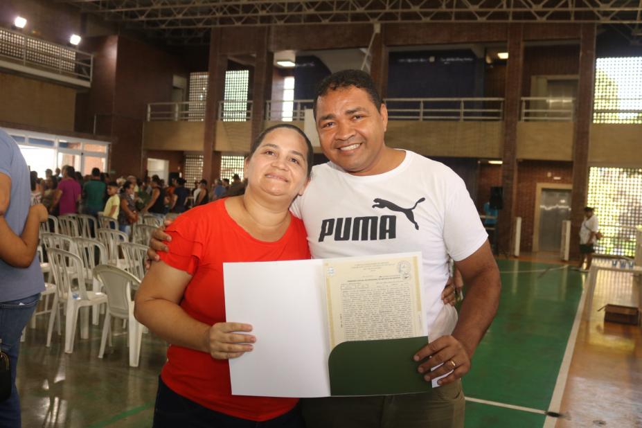 Casal exibe escritura do imóvel. #pratodosverem