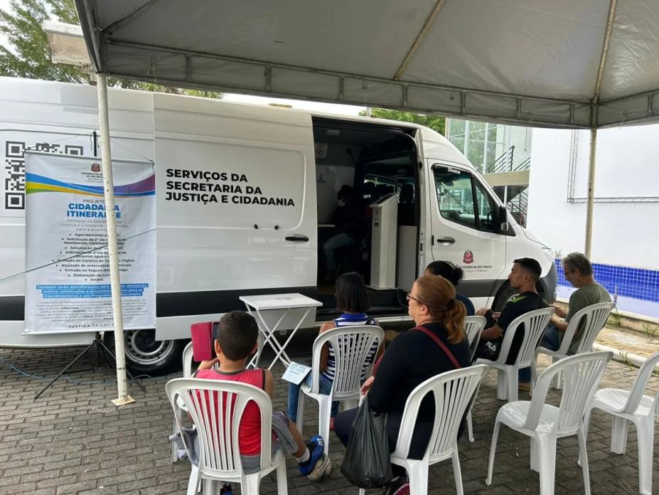 van de serviços com pessoas sentadas à frente. #paratodosverem 
