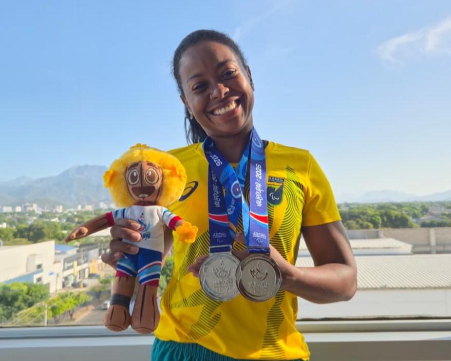 Vanessa e as medalhas dos Jogos. #Paratodosverem