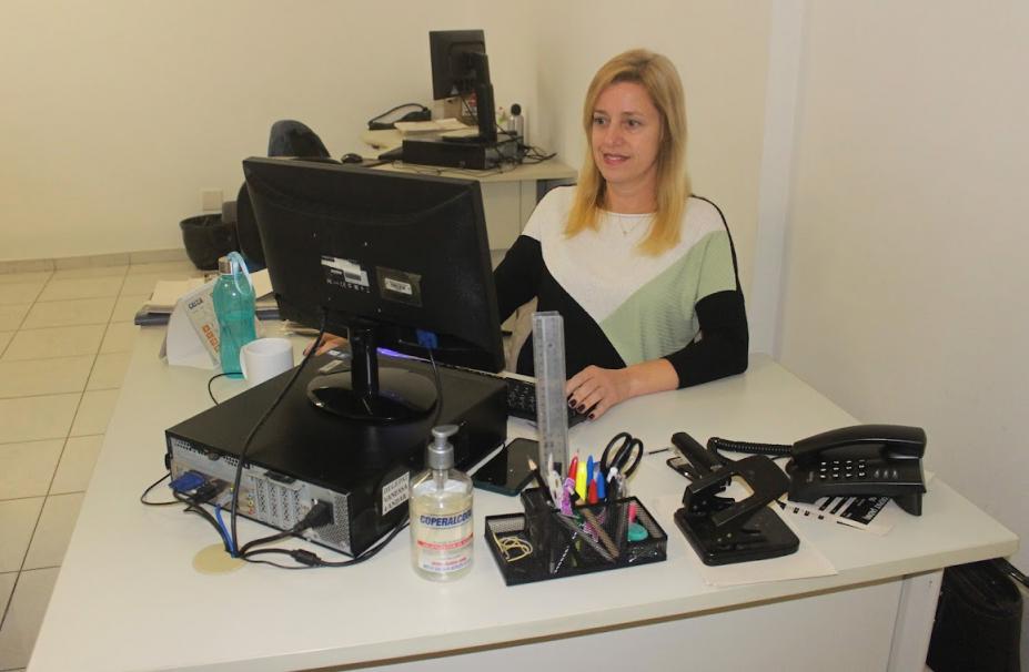 Vanessa trabalhando sentando em frente ao computador. #paratodosverem