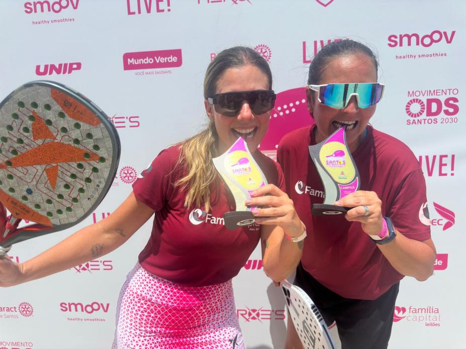 jogadoras campeãs com troféus. #Paratodoslerem