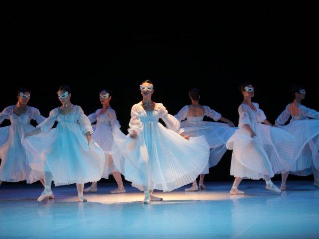 bailarinas dançando caracterizadas em palco #paratodosverem