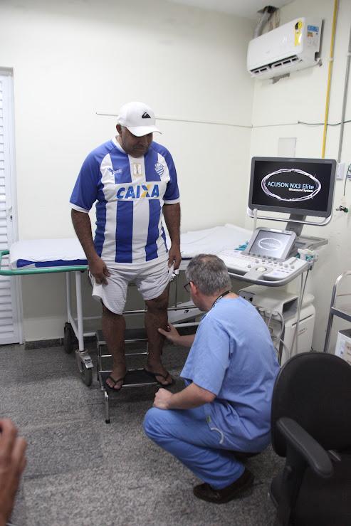 médico analista perna de paciente #paratodosverem