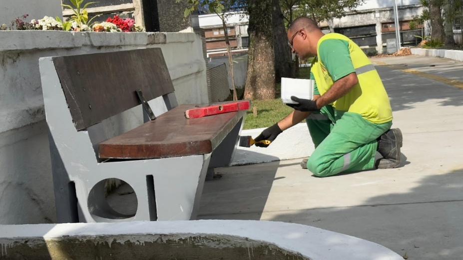 operário atuando em banco de praça #paratodosverem