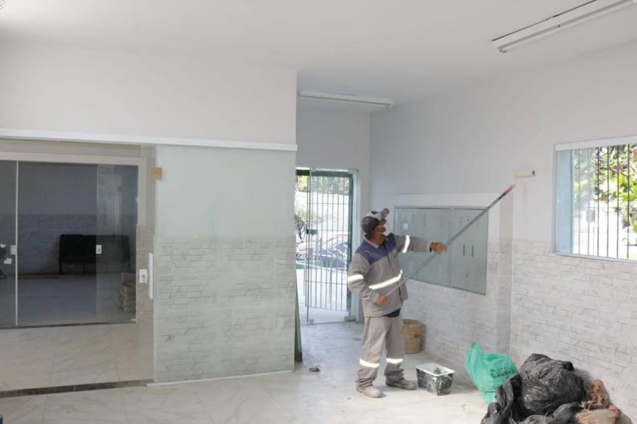 Homem está pintando sala com rolo. #Paratodosverem