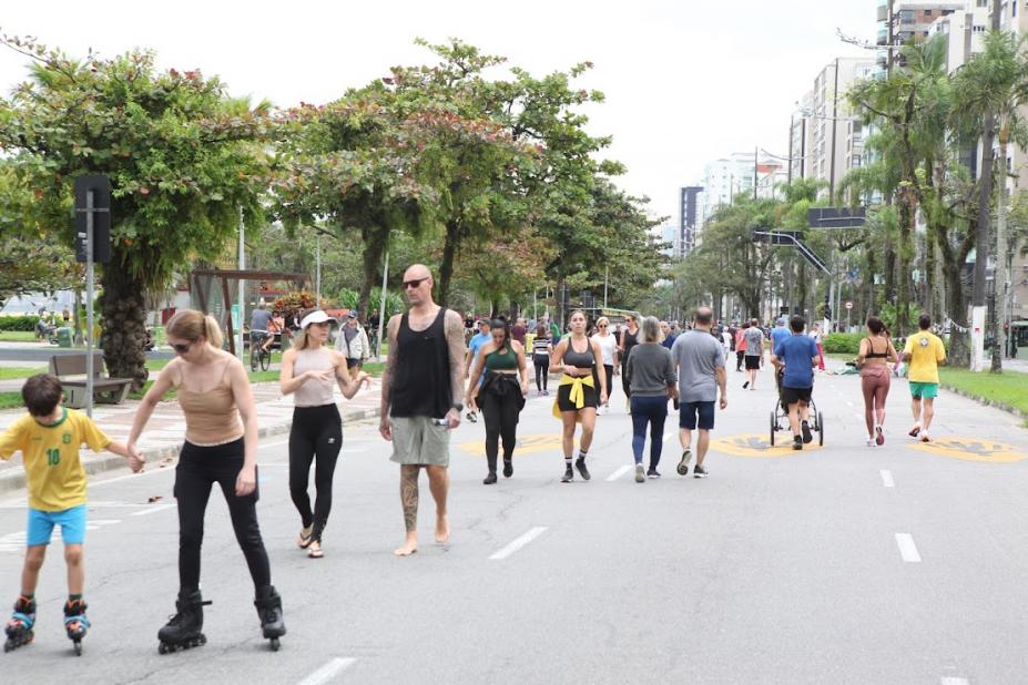 pessoas caminhando na avenida da praia #paratodosverem