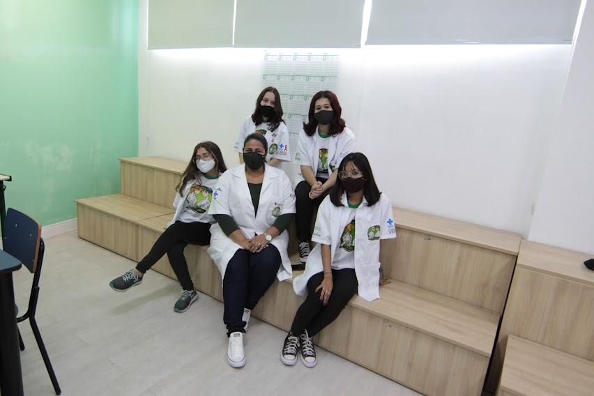 as çunas vencedoras e a professora posam para foto sentadas em sala de aula. #paratodosverem