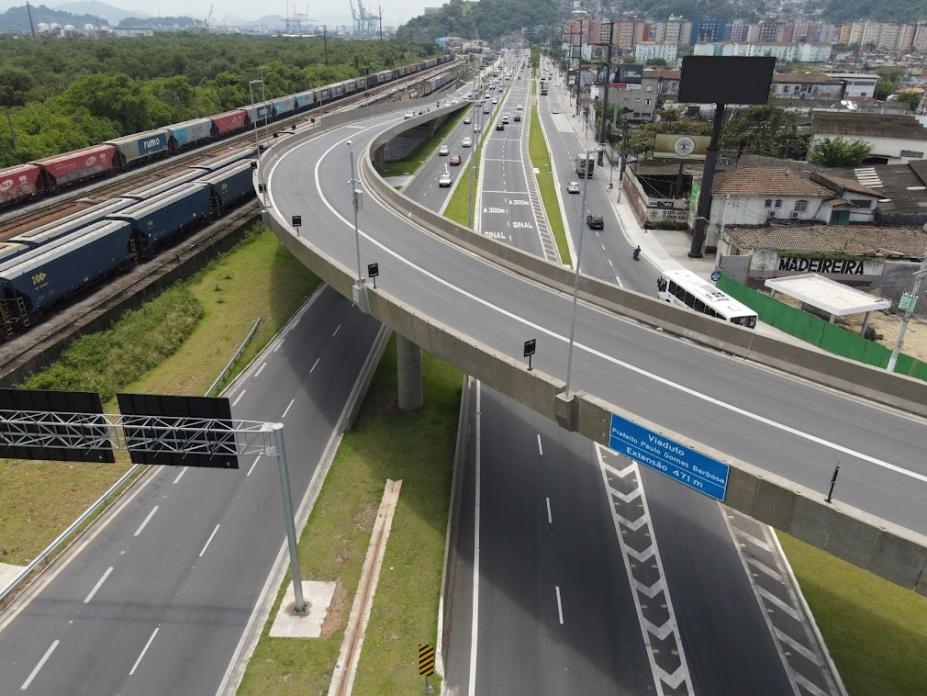 vista aérea do viaduto na entrada da Cidade. #paratodosverem