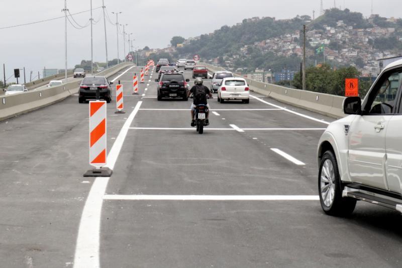 Carros circulam pelo novo viaduto. #pracegover