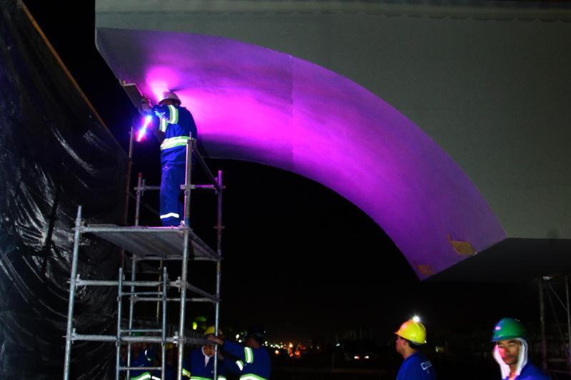 Operários realizam teste na iluminação do viaduto. #pracegover