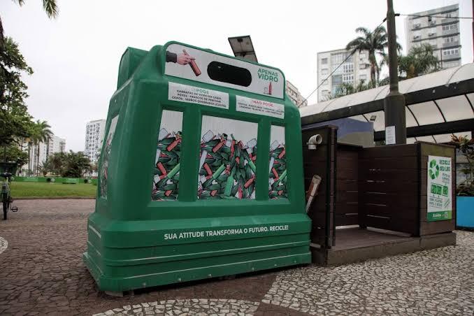 posto de entrega voluntária de vidro em praça. #paratodosverem 