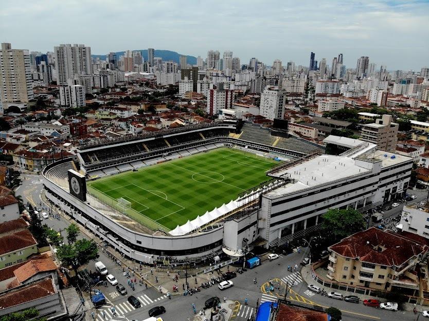Vista aérea do estádio da vila belmiro, ainda vazio, com pessoas ao redor, na rua. #paratodosverem