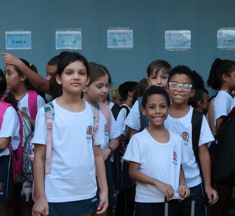 alunos em escola na volta às aulas #paratodosverem