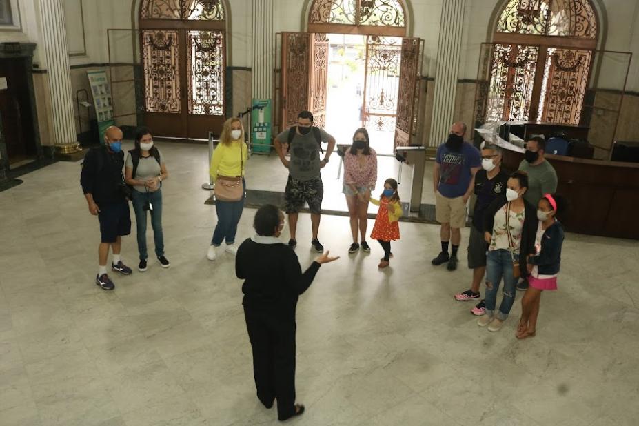 visitantes são recebidos no saguão do Palácio José Bonifácio. Uma guia os orienta. Paratodosverem