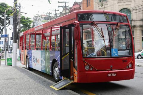 ônibus parado na praça mauá #paratodosverem