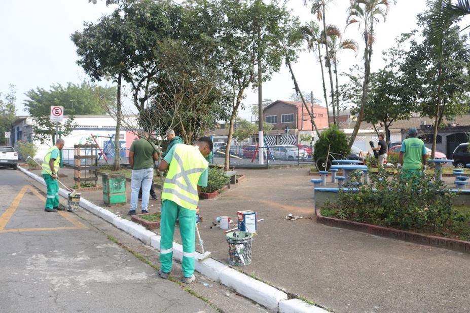 operários pintando calçadas em praça #paratodosverem