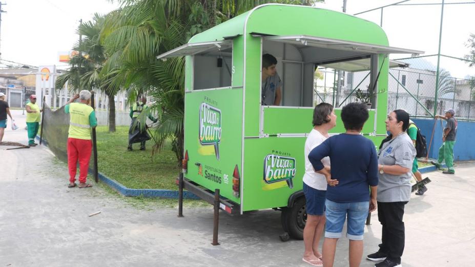 trailer do viva o bairro com pessoas em torno. #paratodosverem