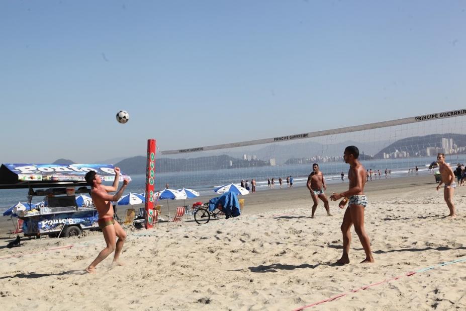 homens jogam futevôlei na areia da praia. #paratodosverem