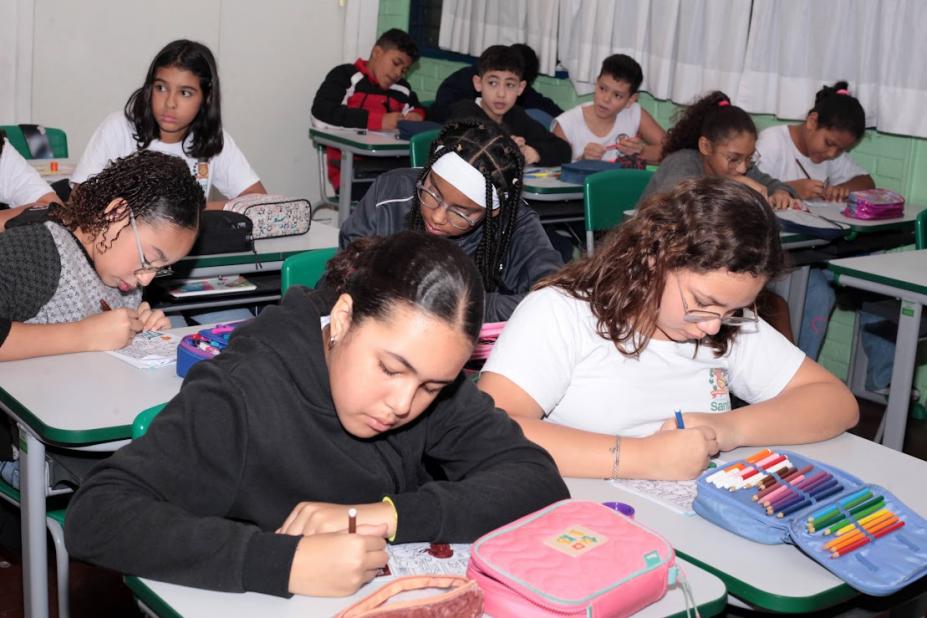 crianças em sala de aula #paratodosverem 
