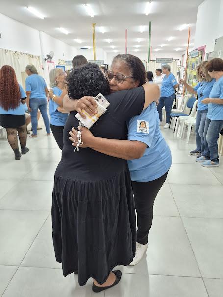mulheres se abraçam #paratodosverem