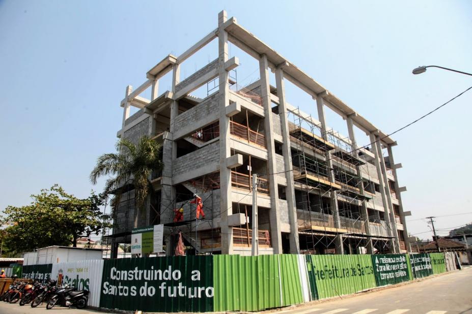 Estrutura de prédio de quatro pavimentos aparente. É possível visualizar vigas, colunas e lajes. #Para todosverem