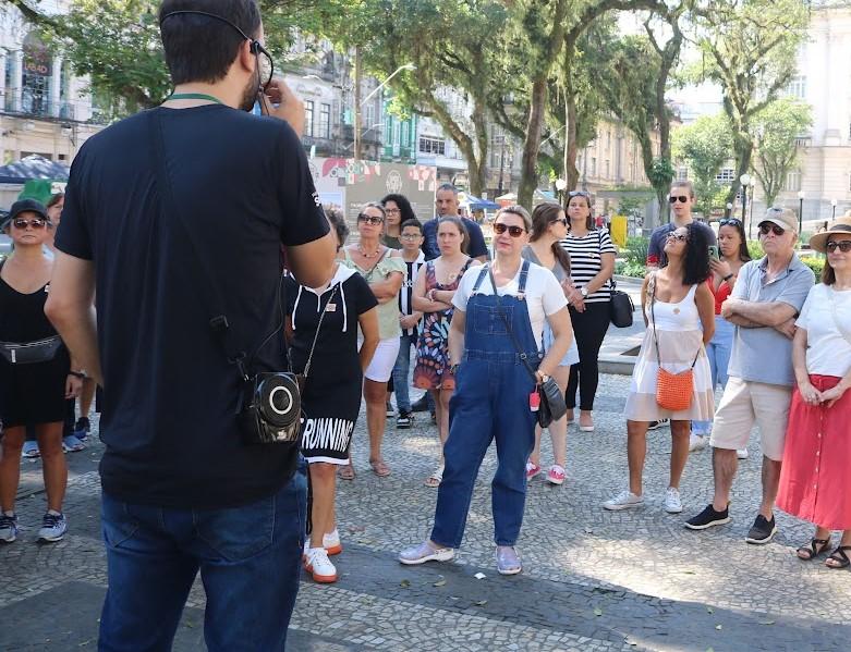 pessoas acompanhando guia em caminhada #paratodosverem