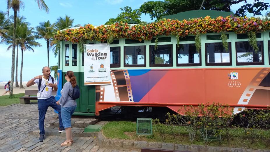 bonde turístico na orla decorado com flores. #paratodosverem