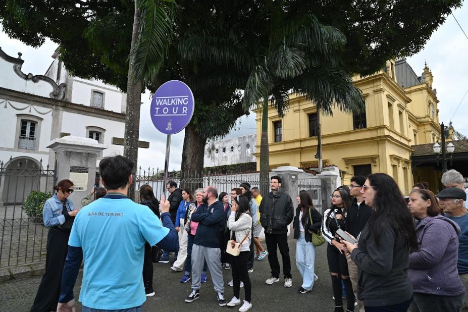guia leva turistas em passeio #paratodosverem 