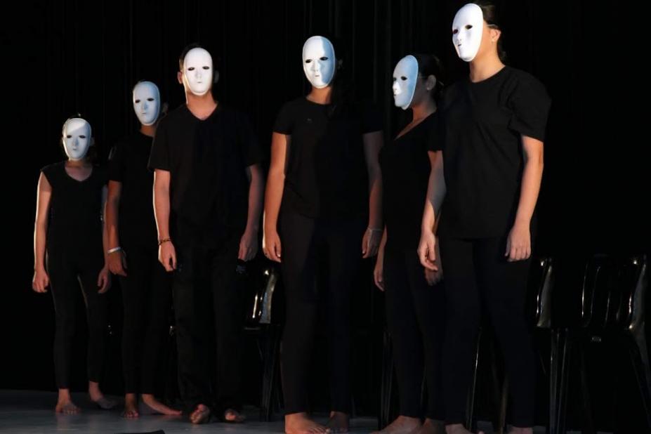 pessoas em cena de teatro de máscaras #paratodosverem