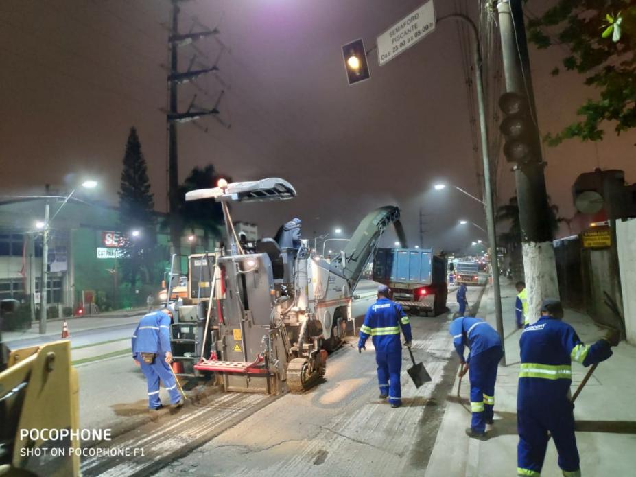 operários e máquina atuam na pavimentação #pracegover 