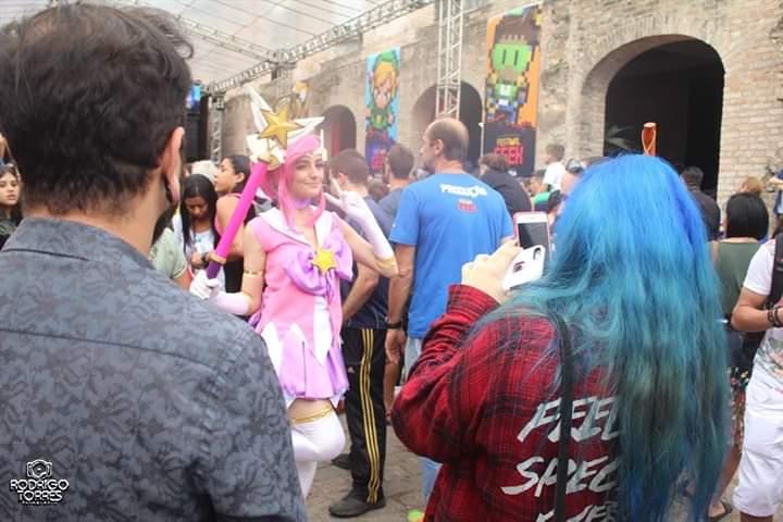 pessoa fazendo cosplay é fotografada durante o festival #pracegover 