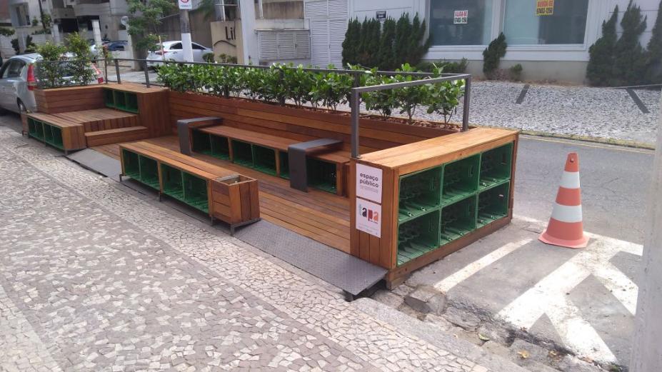 Parklet junto a calçada em rua de Santos