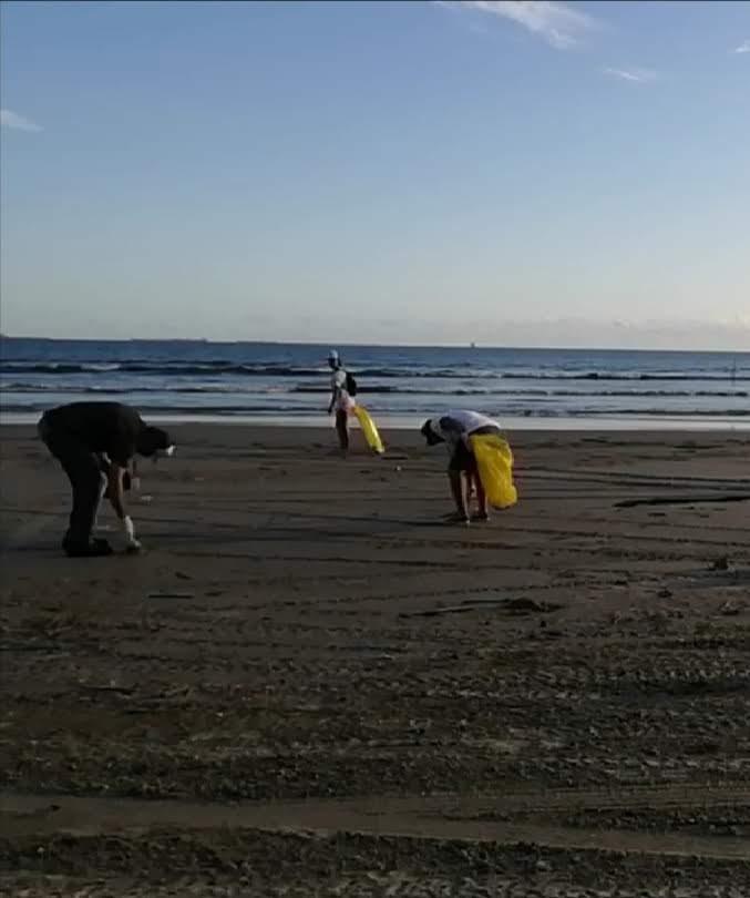 duas pessoas recolhem lixo da praia #paratodosverem 