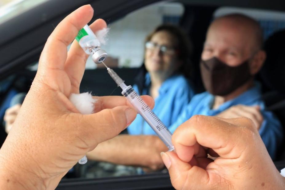 pessoas em carro olha preparação de vacina #paratodosverem