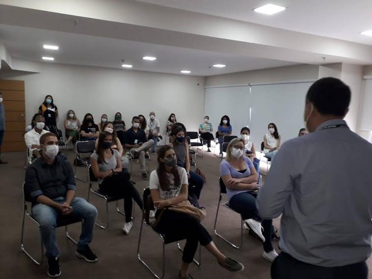 residentes assistem a aula de apresentação #paratodosverem 