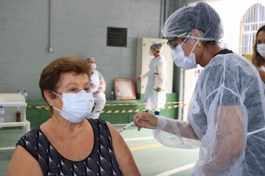 senhora é vacinada no braço #paratodosverem 