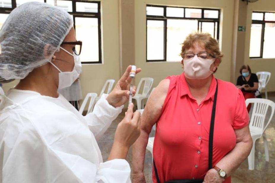 enfermeira prepara seringa para vacinar #paratodosverem 