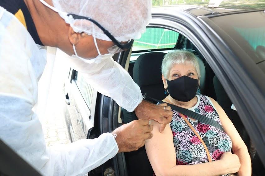 Idosa recebe vacina dentro do carro #paratodosverem
