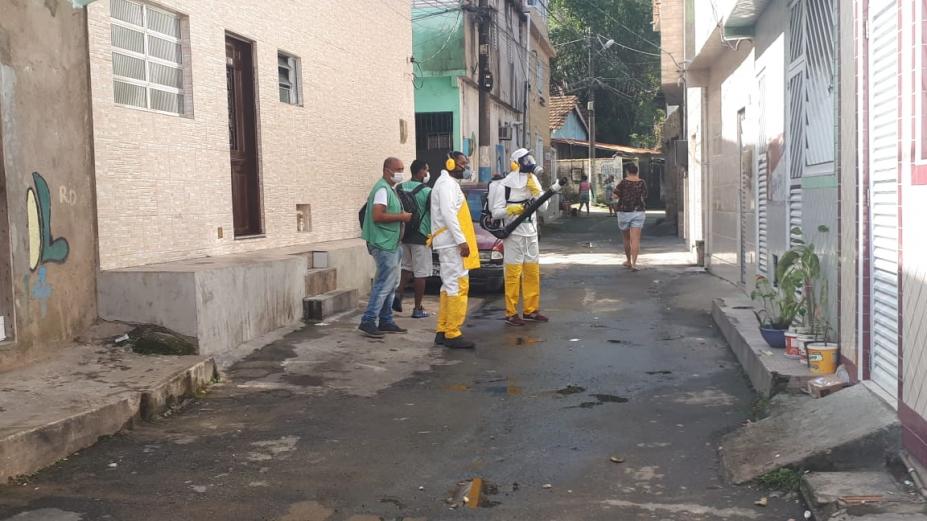 agentes nebulizam com roupas de proteção em rua #paratodosverem 