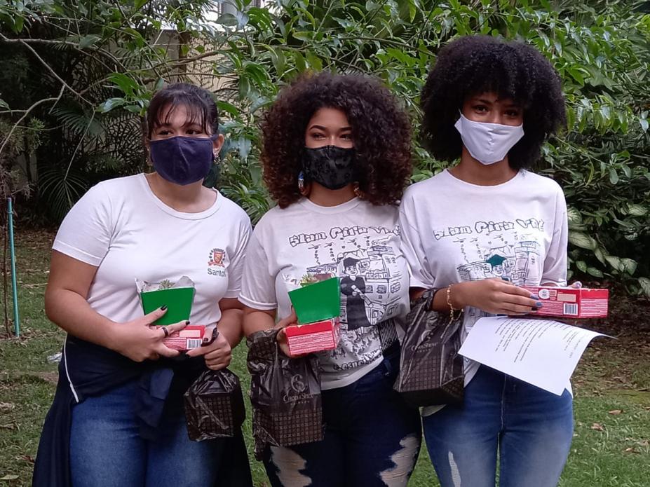 três alunas vencedoras posam para a foto #paratodosverem 