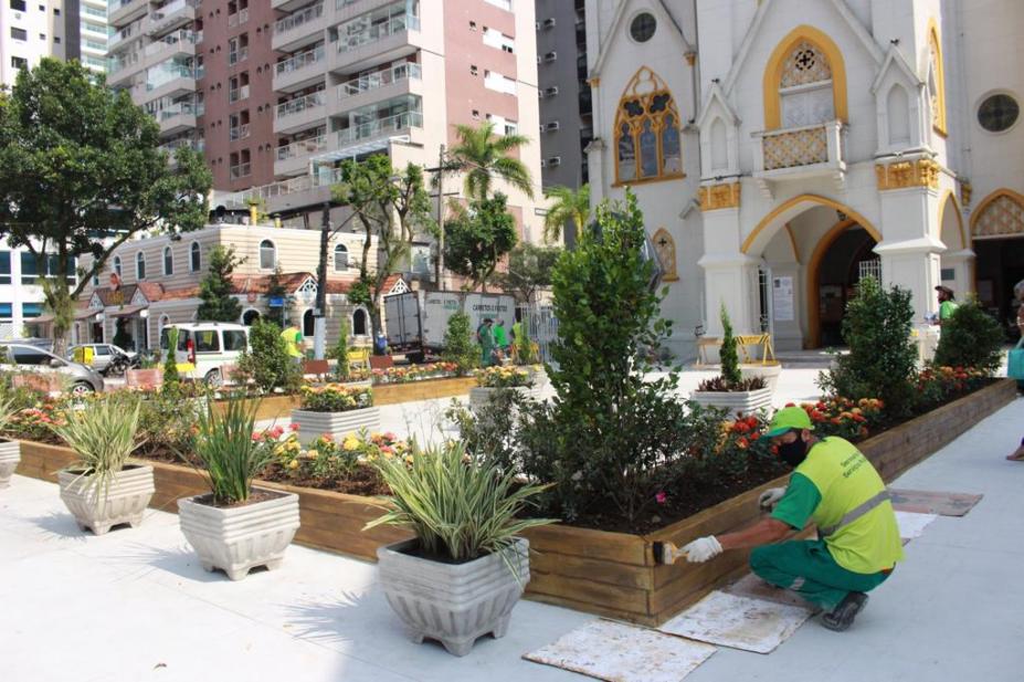 pedreiro customiza canteiro em praça #paratodosverem