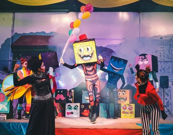 cena de teatro com ator com fantasia com a cabeça do bob sponja #paratodosverem