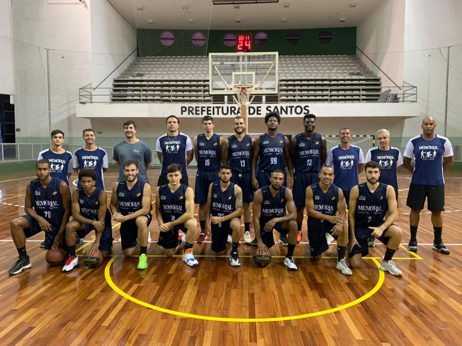 time de basquete posa para foto no ginásio #paratodosverem