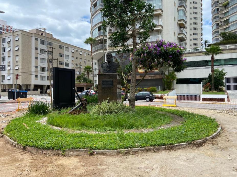 imagem da praça, busto cercado de jardim e calçada em obras #paratodosvererm